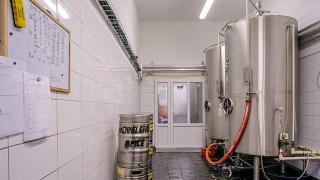 rozšíření kapacit sklepa, instalace přetlačného tanku